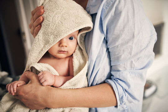 Babys baden – Tipps von unserer Hebamme
