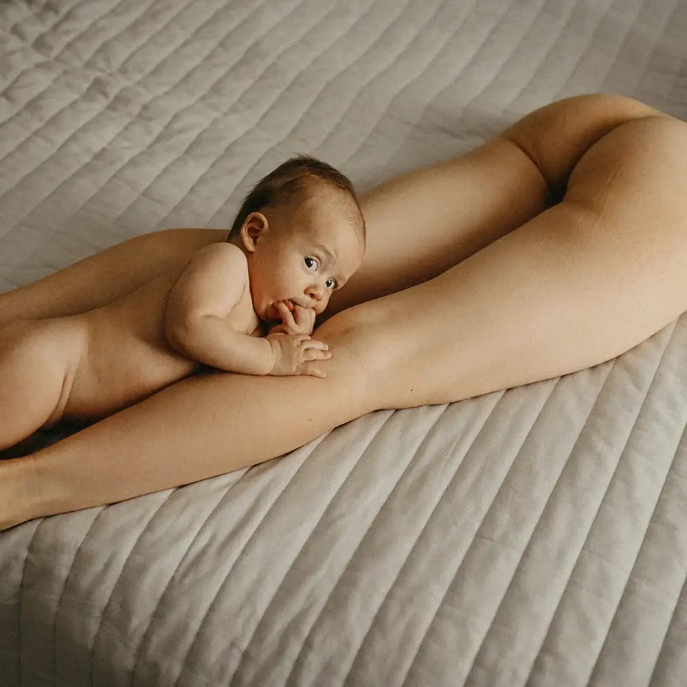 Haut-zu-Haut: Warum Kuscheln für dein Baby (und dich) so wichtig ist