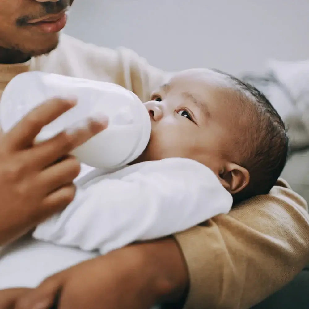 Babys Fläschchen geben – Was ist wichtig? Worauf kommt es an bei Pulvermilch?