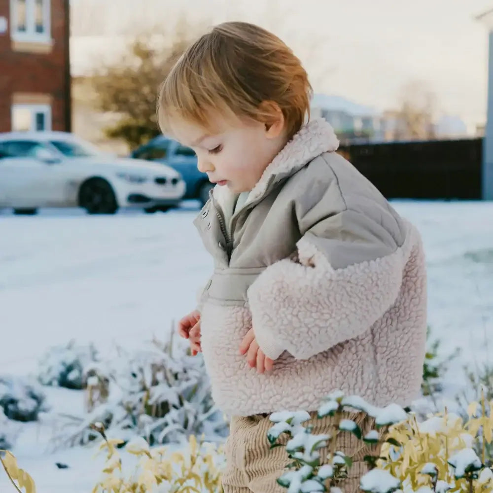 Babypflege im Winter Blogbeitrag Baby im Winter beim Spielen