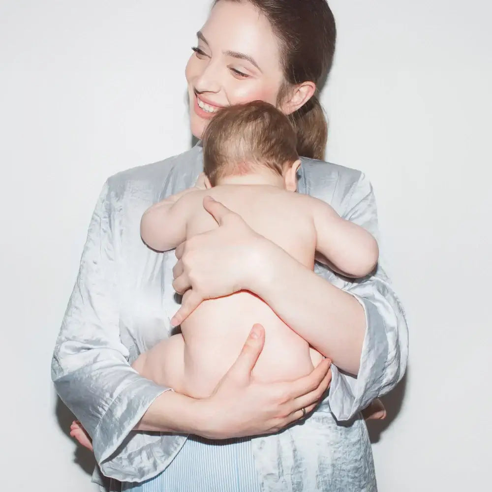 baybies Abhalten Mutter hält Baby auf dem Arm