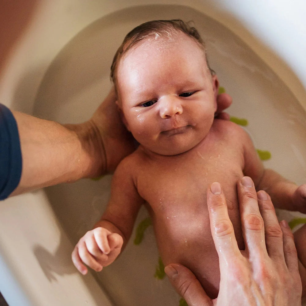 Babys baden – Tipps von unserer Hebamme