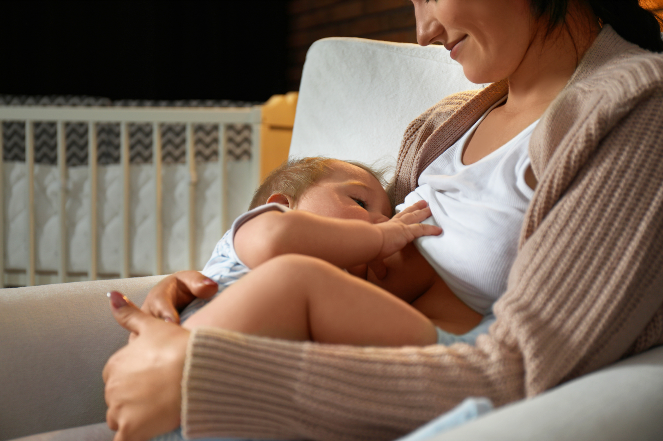 Clusterfeeding - warum dein Baby plötzlich ständig an die Brust will