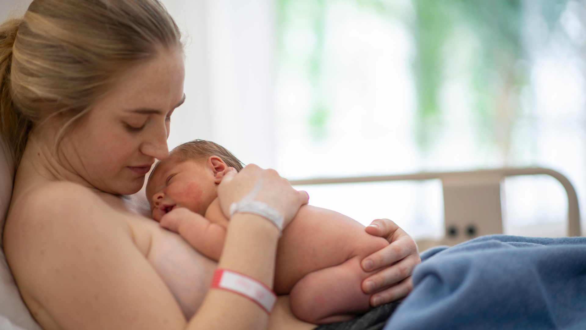 Haut-zu-Haut: Warum Kuscheln für dein Baby (und dich) so wichtig ist
