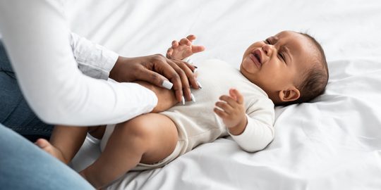 Bauchschmerzen bei Babys: Was kann man tun, wenn Neugeborene schreien und Bauchweh haben?