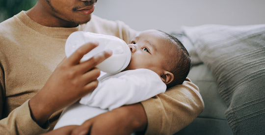 Babys Fläschchen geben – Was ist wichtig? Worauf kommt es an bei Pulvermilch?