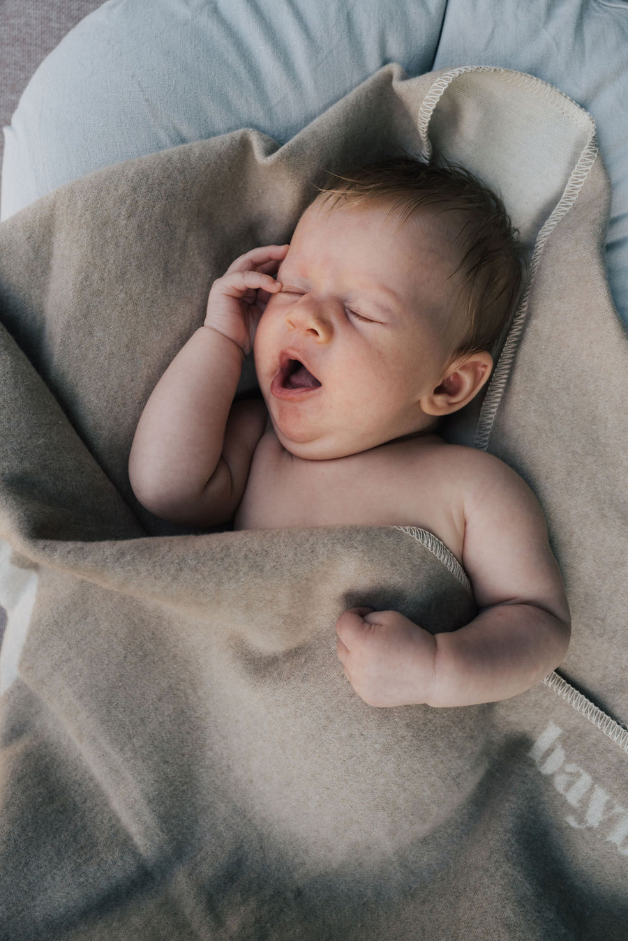 Beige Babydecke mit Wolken aus recycelter Baumwolle