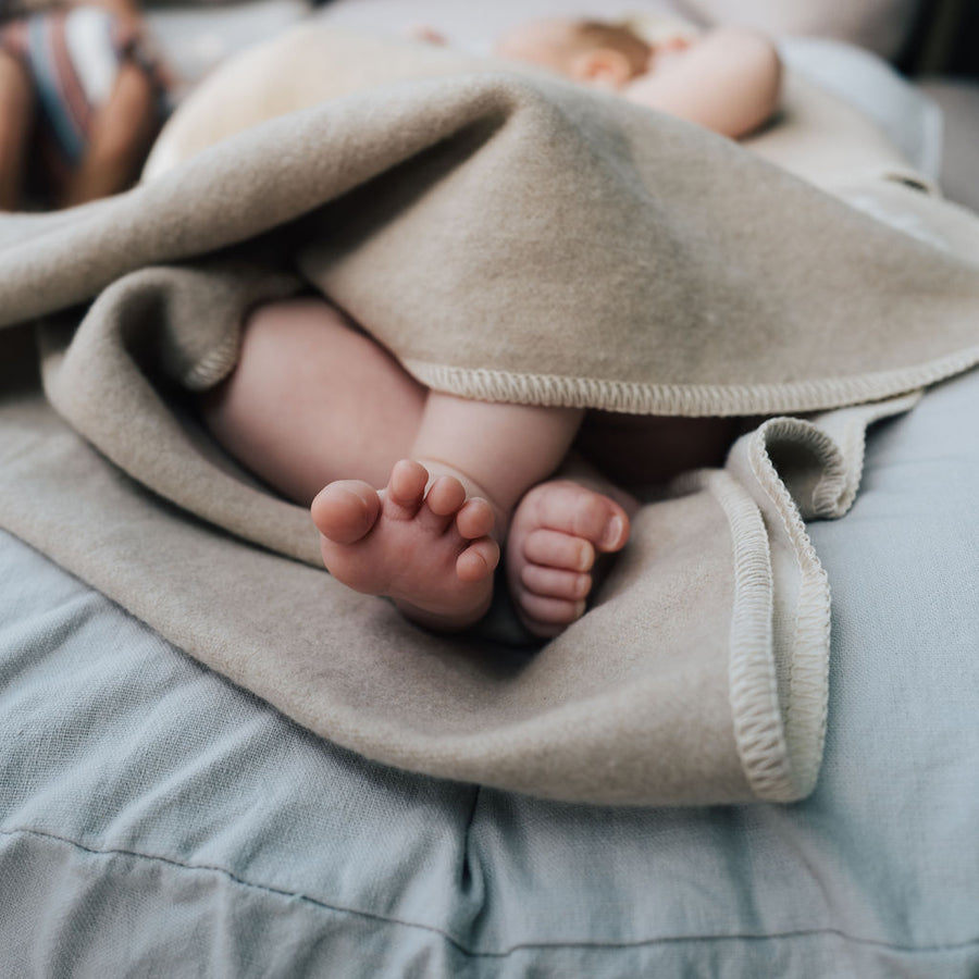 Beige Babydecke mit Wolken aus recycelter Baumwolle