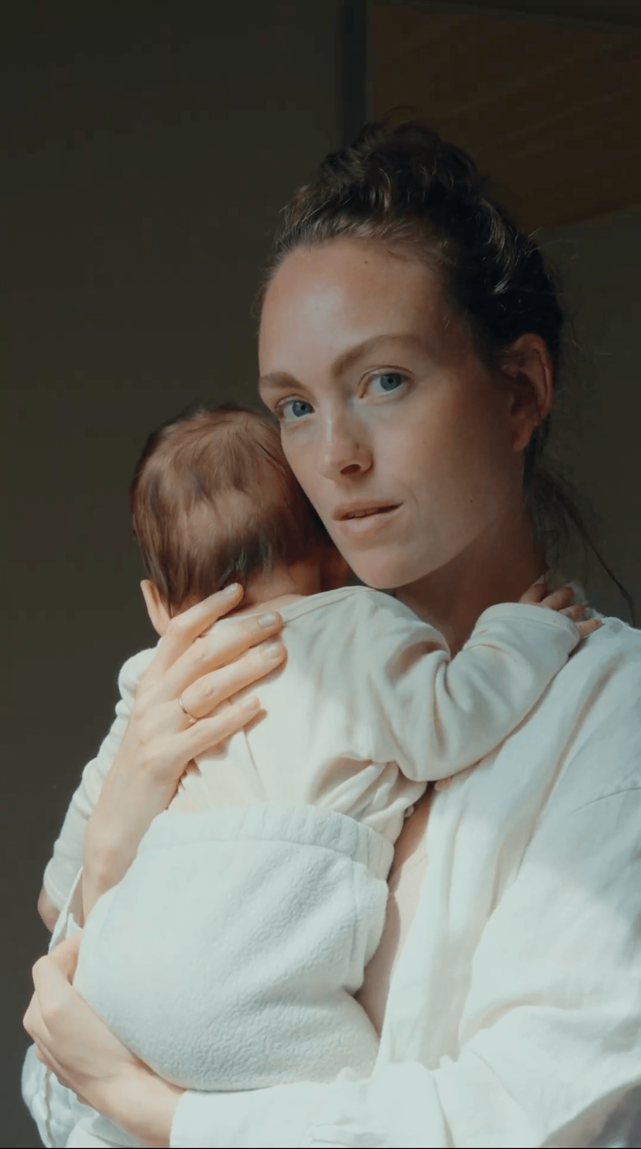 baybies Hebammen Samples Mama mit Baby auf dem Arm, UGC Aline