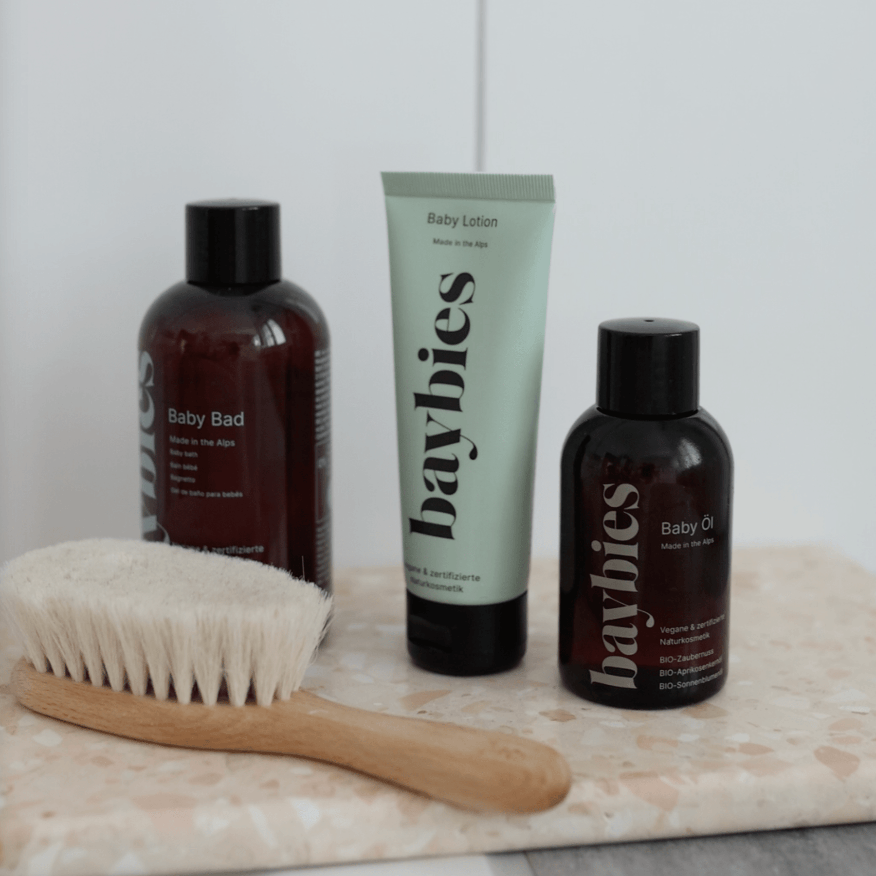 baybies Produkte stehen im Bad, Baby Öl, Baby Bad & Shampoo, Baby Lotion